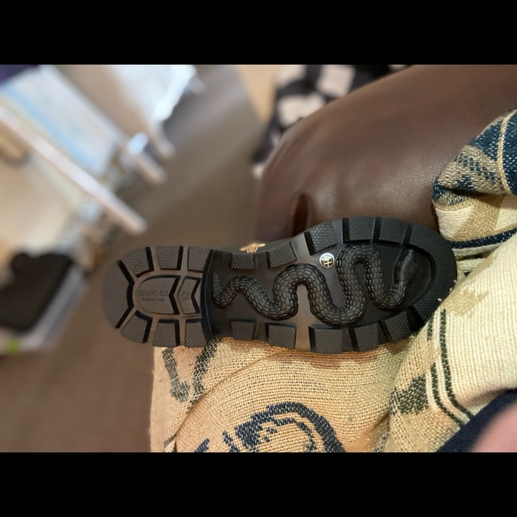 Embroidered leather ankle boot with one belt - Picture 7 of 15